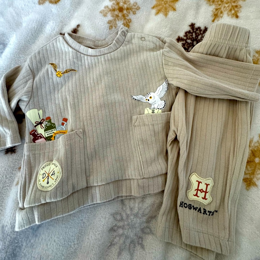 Harry Potter baby outfit.